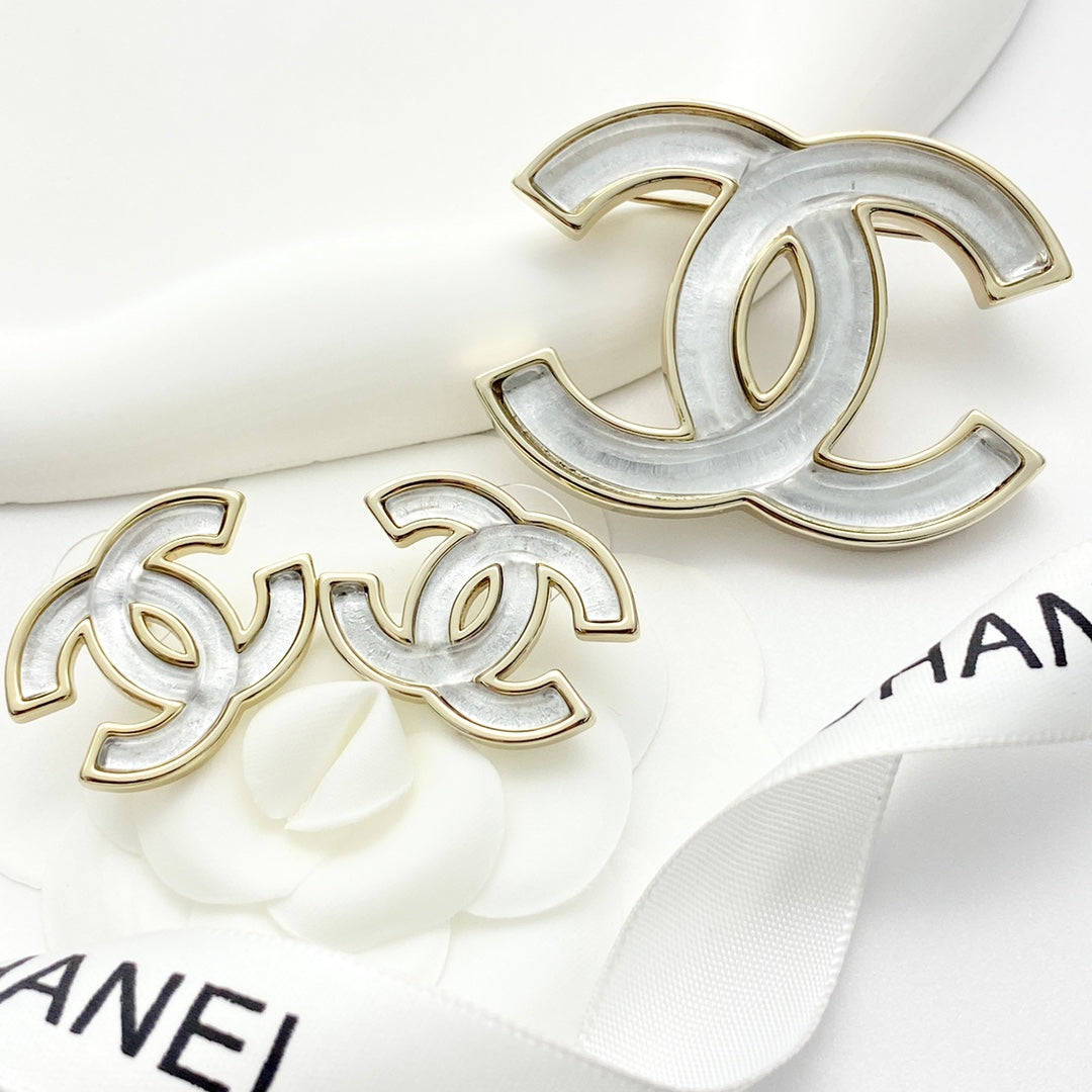 Double-C Emblem Brooch in Gold-Tone – Design 020 detail view