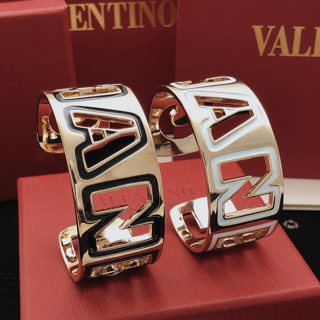 Signature Emblem Bangle in Gold-Tone – Design 021 close-up detail