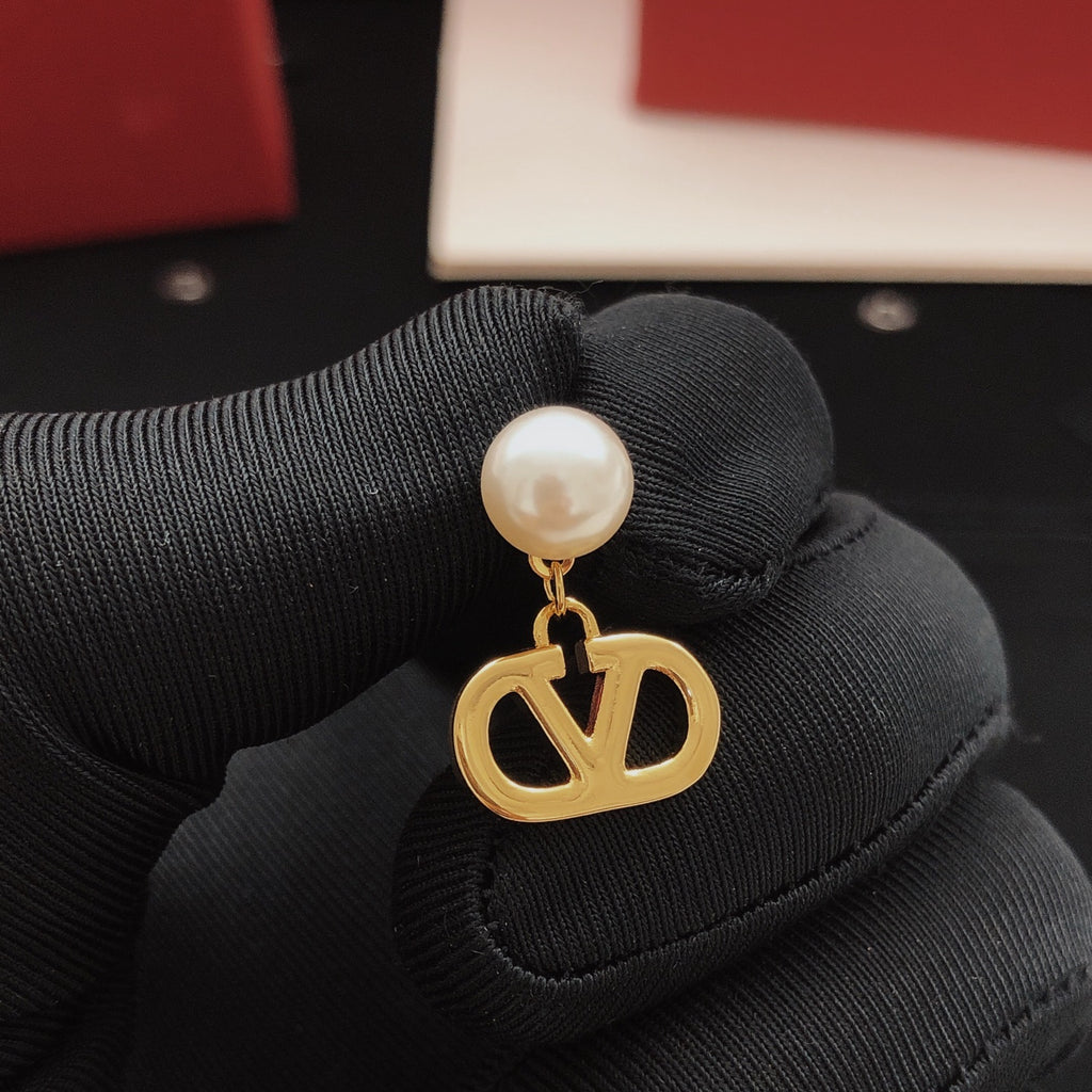 Signature Emblem Polished Stud Earrings – Design 05 detail view