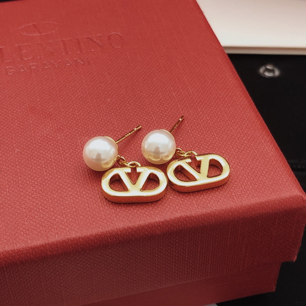 Signature Emblem Polished Stud Earrings – Design 05 detail view