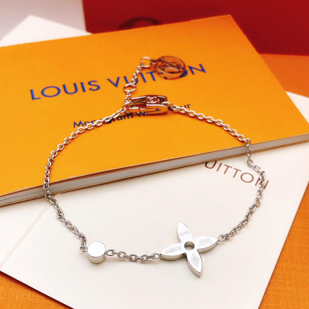 Geometric Emblem Bracelet in Silver-Tone – Silver Detail – Design 021 side detail