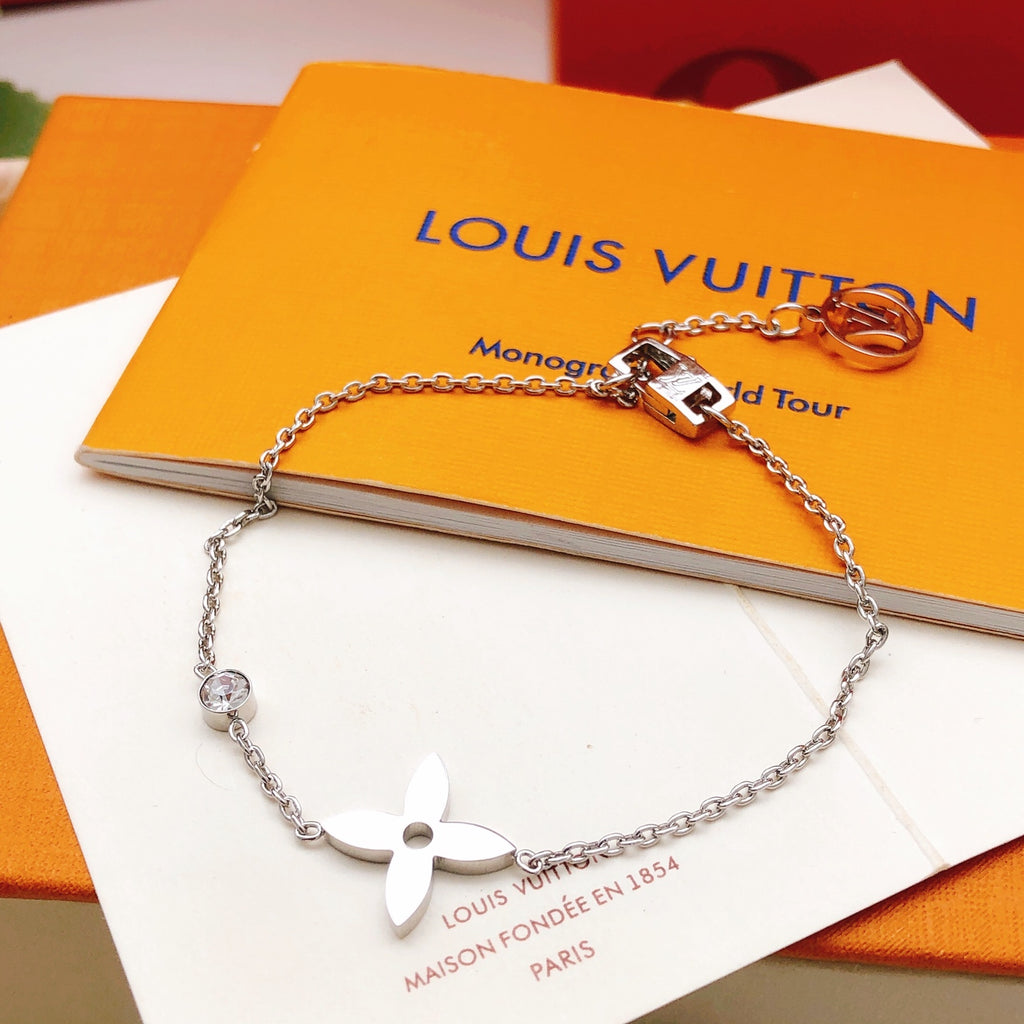 Geometric Emblem Bracelet in Silver-Tone – Silver Detail – Design 021 detail view