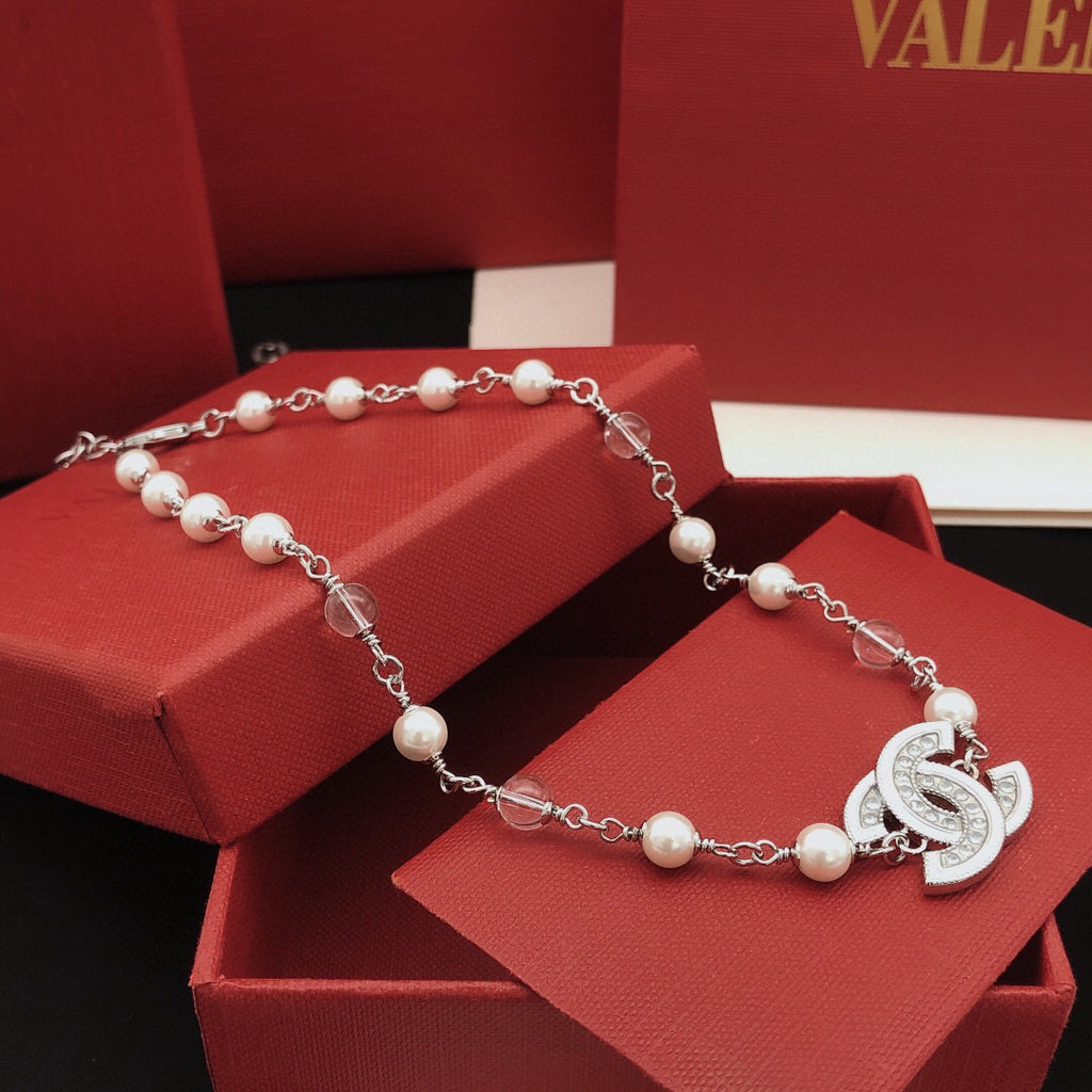 Pearl Pearl-Detail Pendant Necklace – Pearl Detail – Design 053 close-up detail