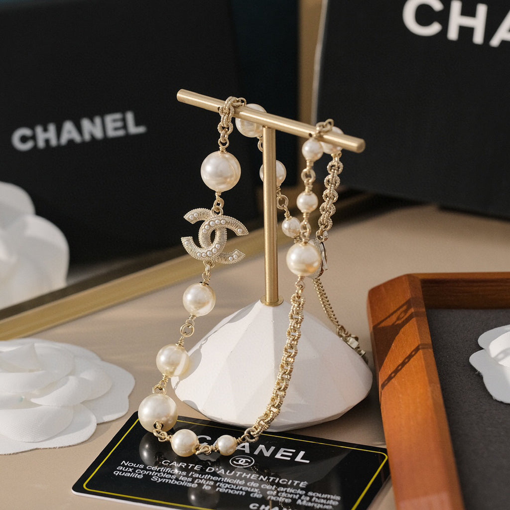 Pearl Pearl-Detail Pendant Necklace – Pearl Detail – Design 073 close-up detail