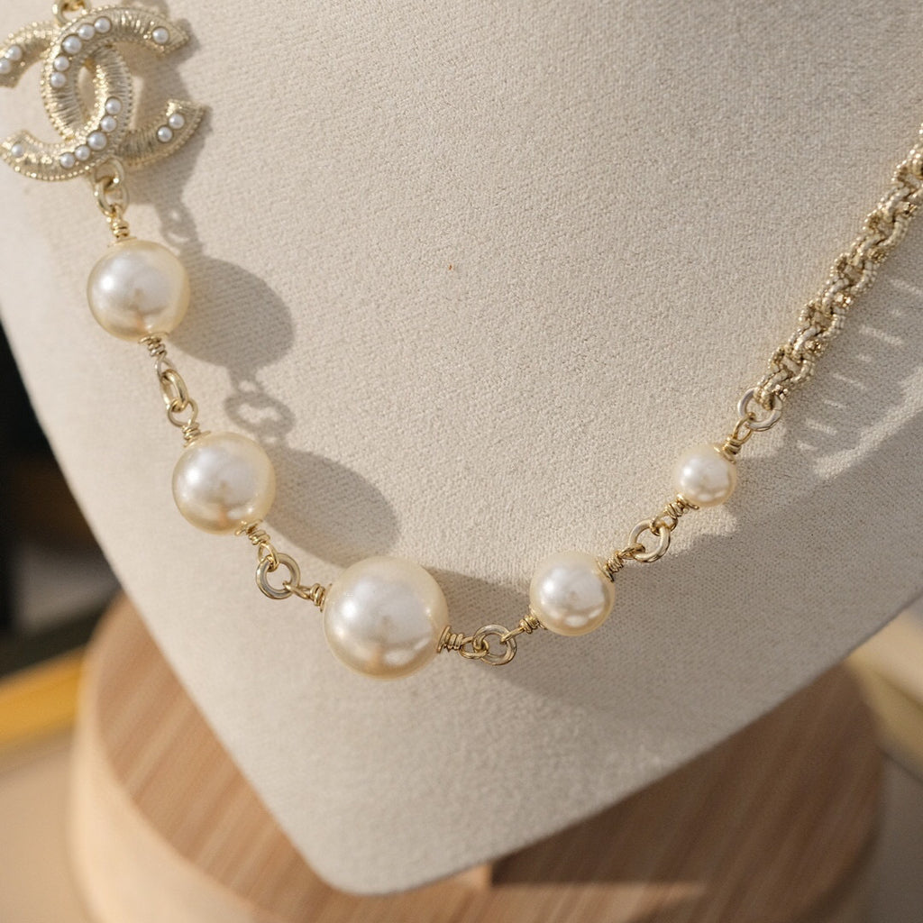 Pearl Pearl-Detail Pendant Necklace – Pearl Detail – Design 073 front product view