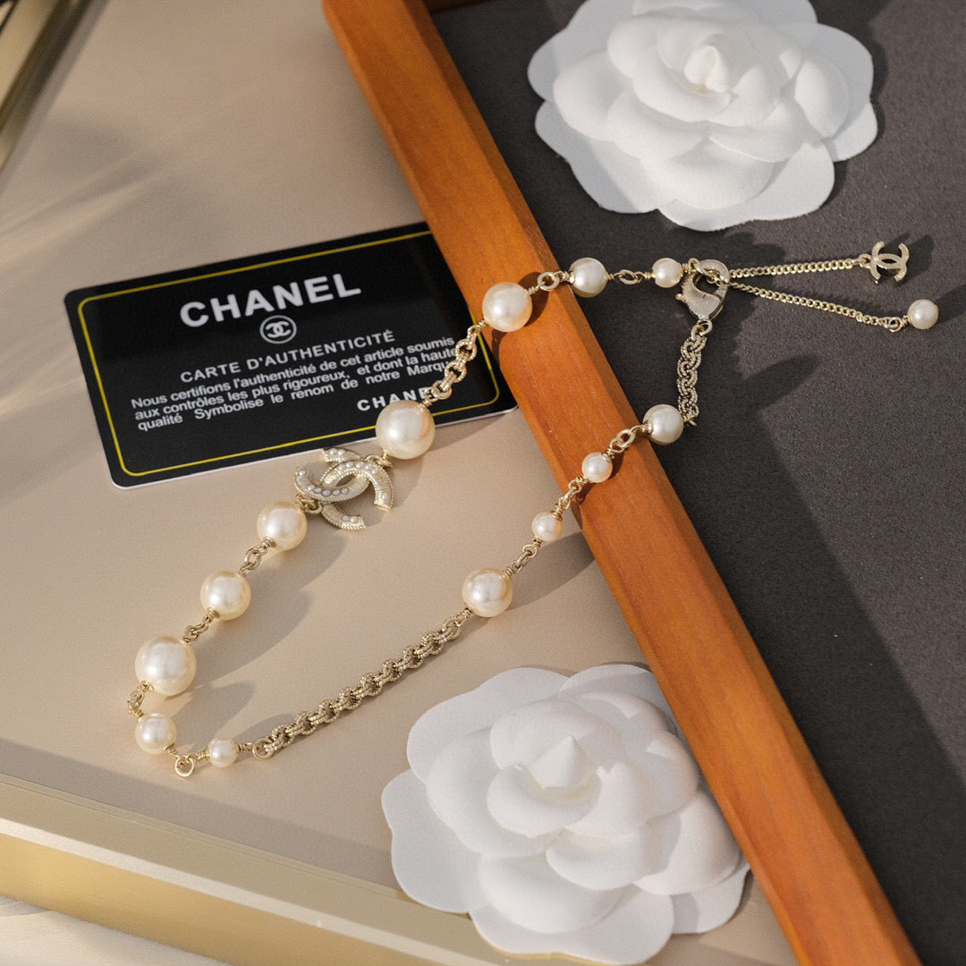 Pearl Pearl-Detail Pendant Necklace – Pearl Detail – Design 073 side detail