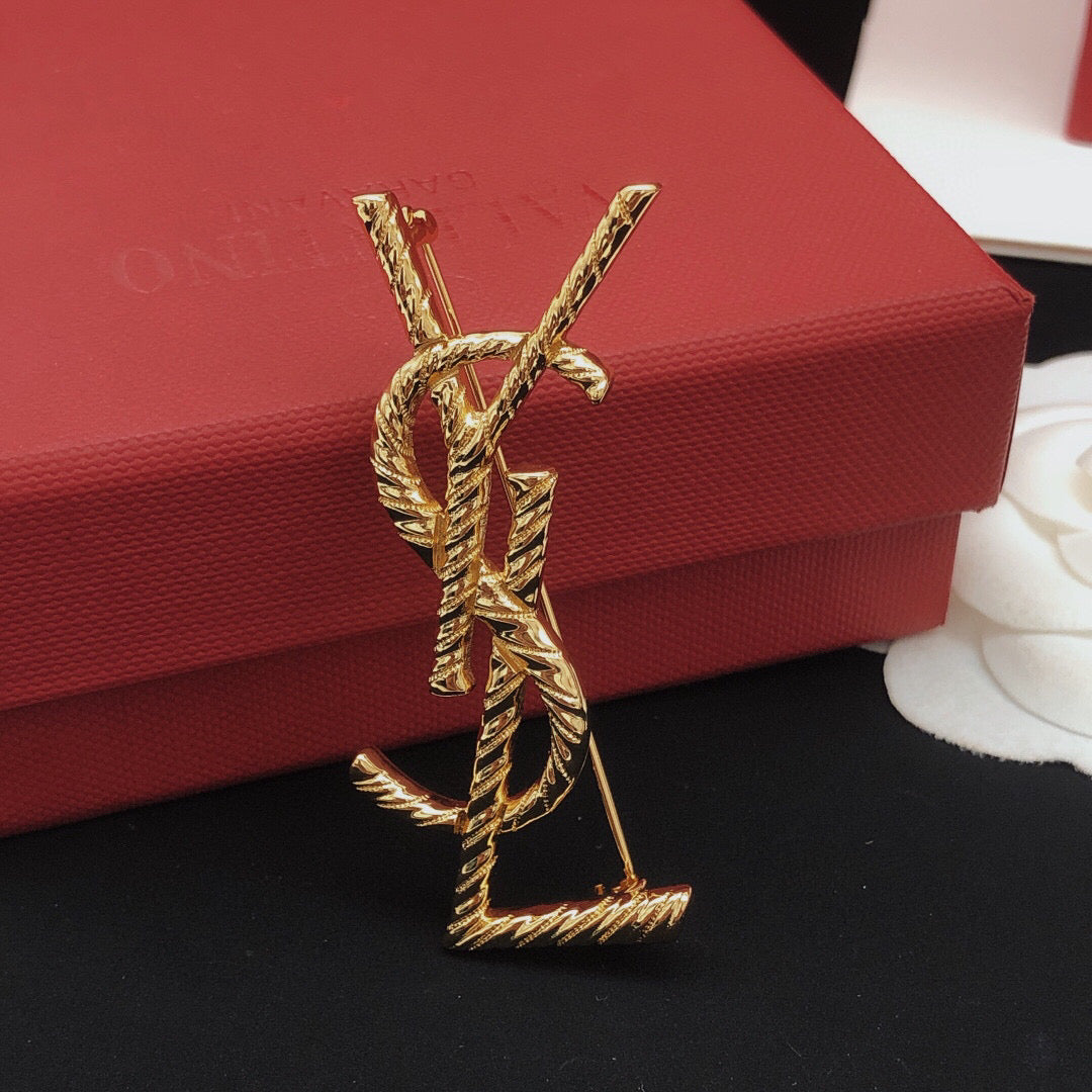 Twist Brooch in Gold-Tone – Twist Detail front product view