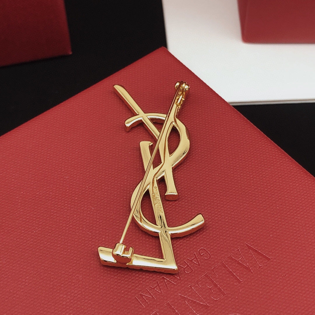 Twist Brooch in Gold-Tone – Twist Detail close-up detail