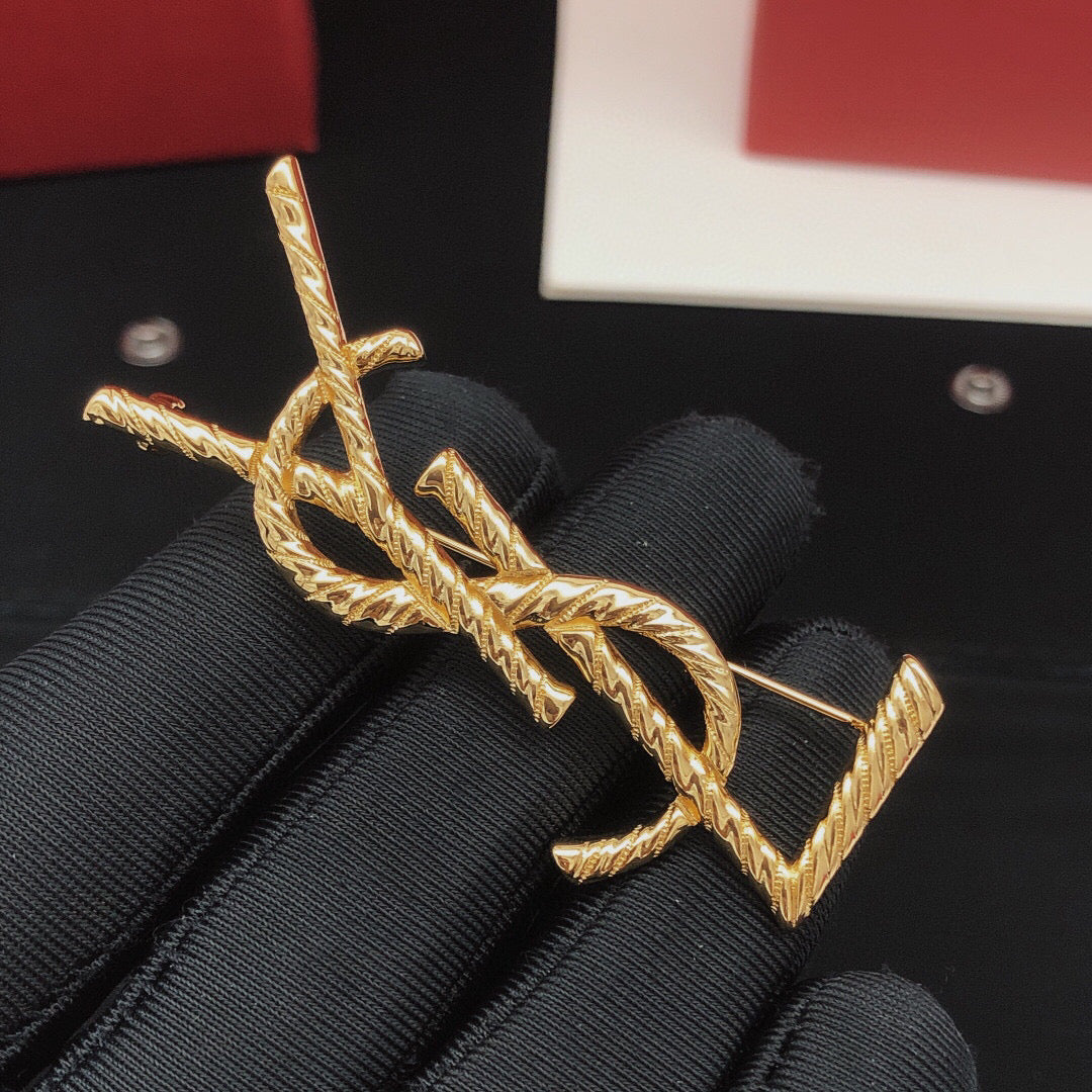 Twist Brooch in Gold-Tone – Twist Detail front product view