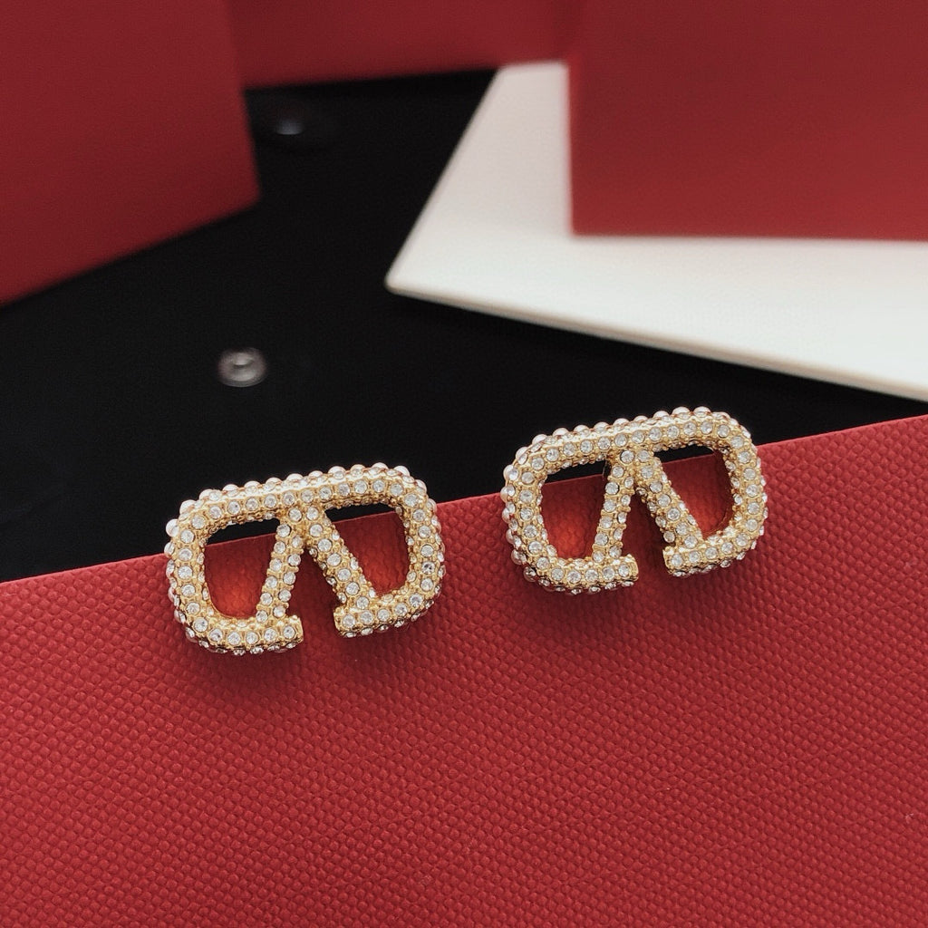 V Emblem Pearl-Detail Stud Earrings – Design 01 styled detail