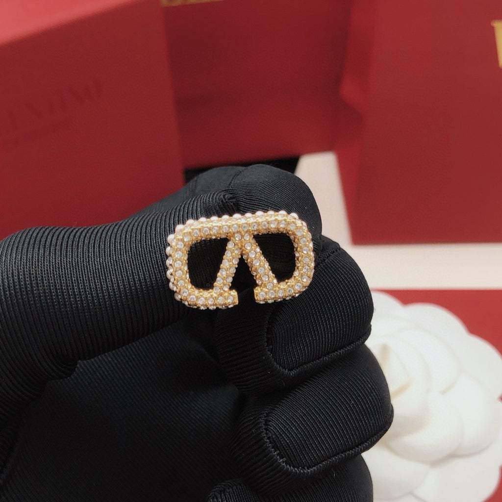V Emblem Pearl-Detail Stud Earrings – Design 01 side detail