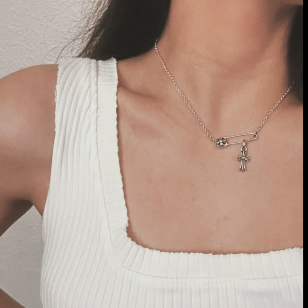 Cross Brooch in Antique Silver-Tone – Design 04 detail view
