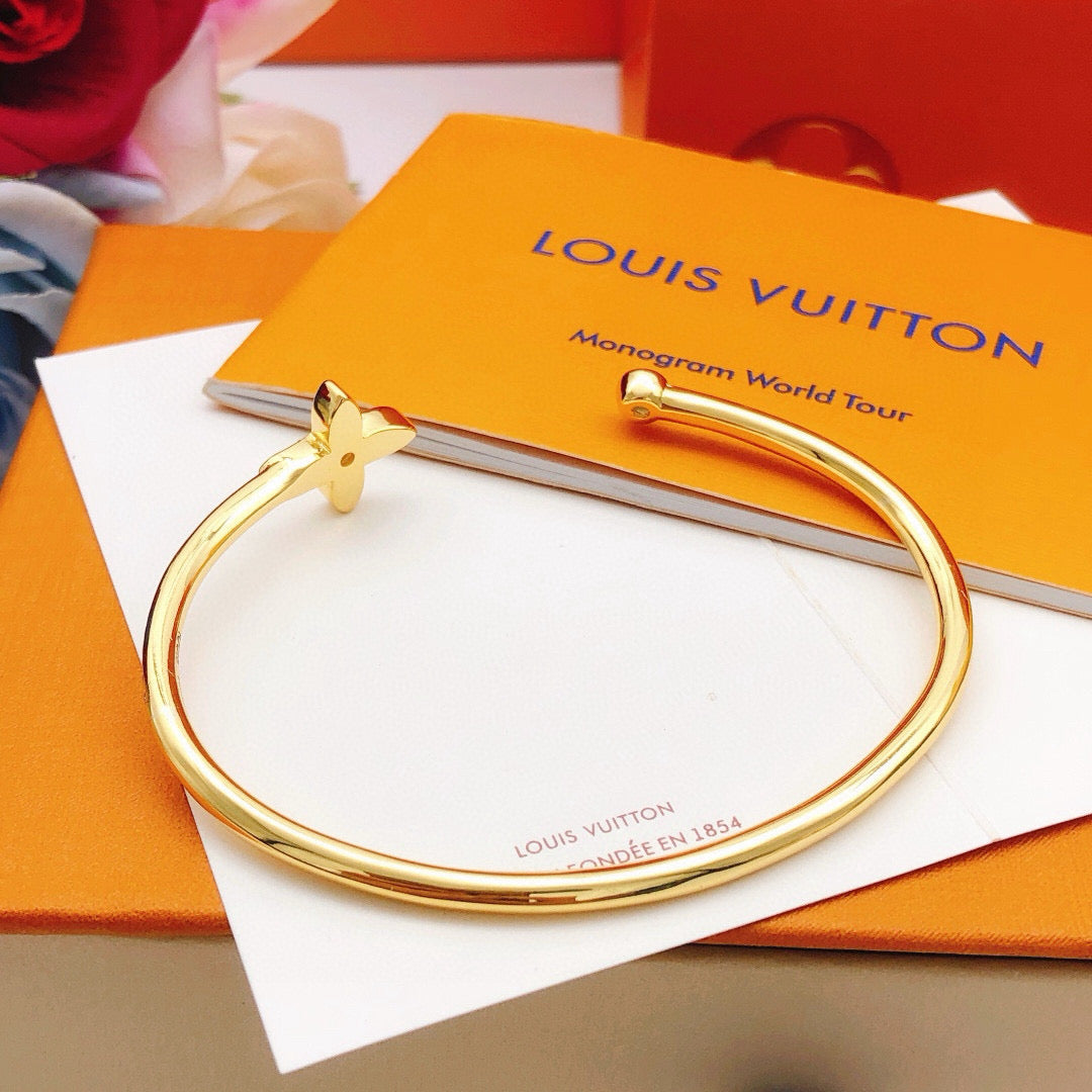 Geometric Emblem Bangle in Gold-Tone – Design 008 close-up detail