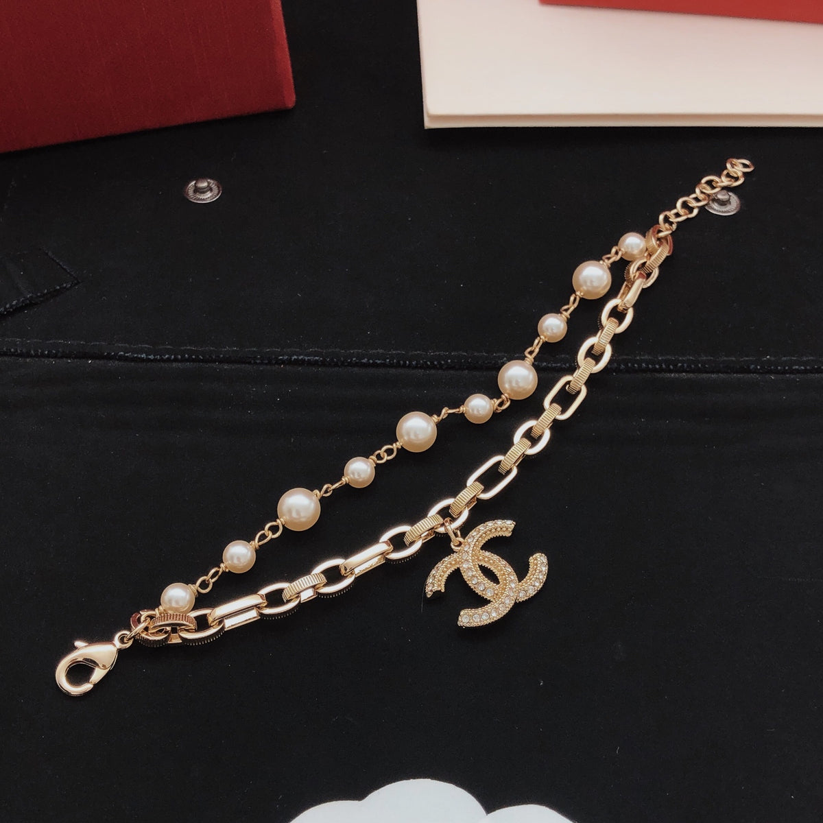 Pearl Bracelet in Gold-Tone – Pearl Detail – Design 004 detail view