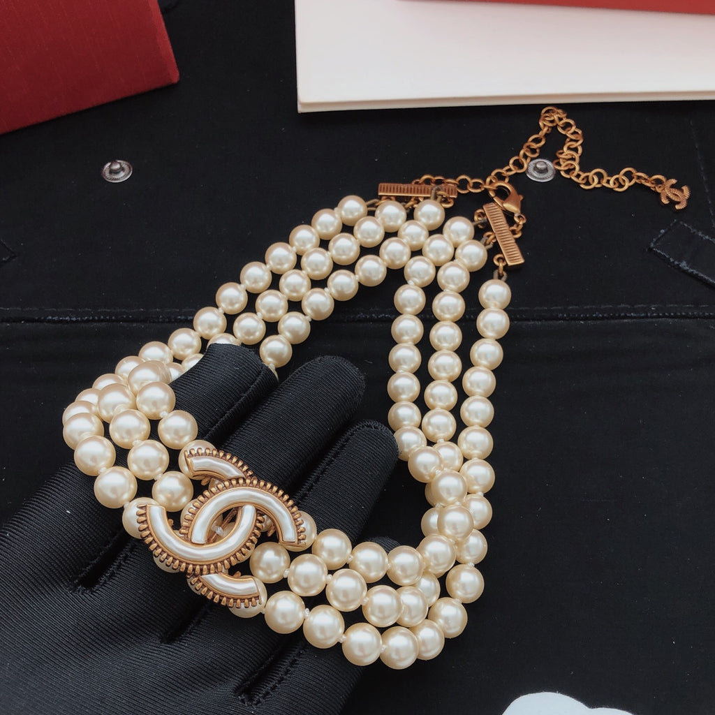 Pearl Pearl-Detail Pendant Necklace – Pearl Detail – Design 017 detail view