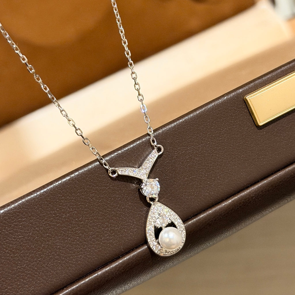 Pearl Pearl-Detail Pendant Necklace – Pearl Detail – Design 052 side detail