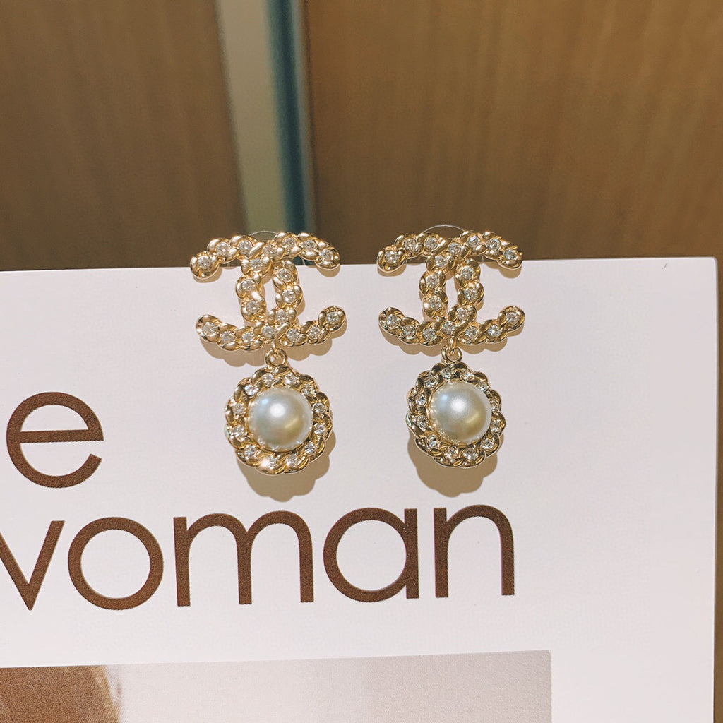 Pearl Pearl-Detail Stud Earrings – Pearl Detail – Design 002 main product view