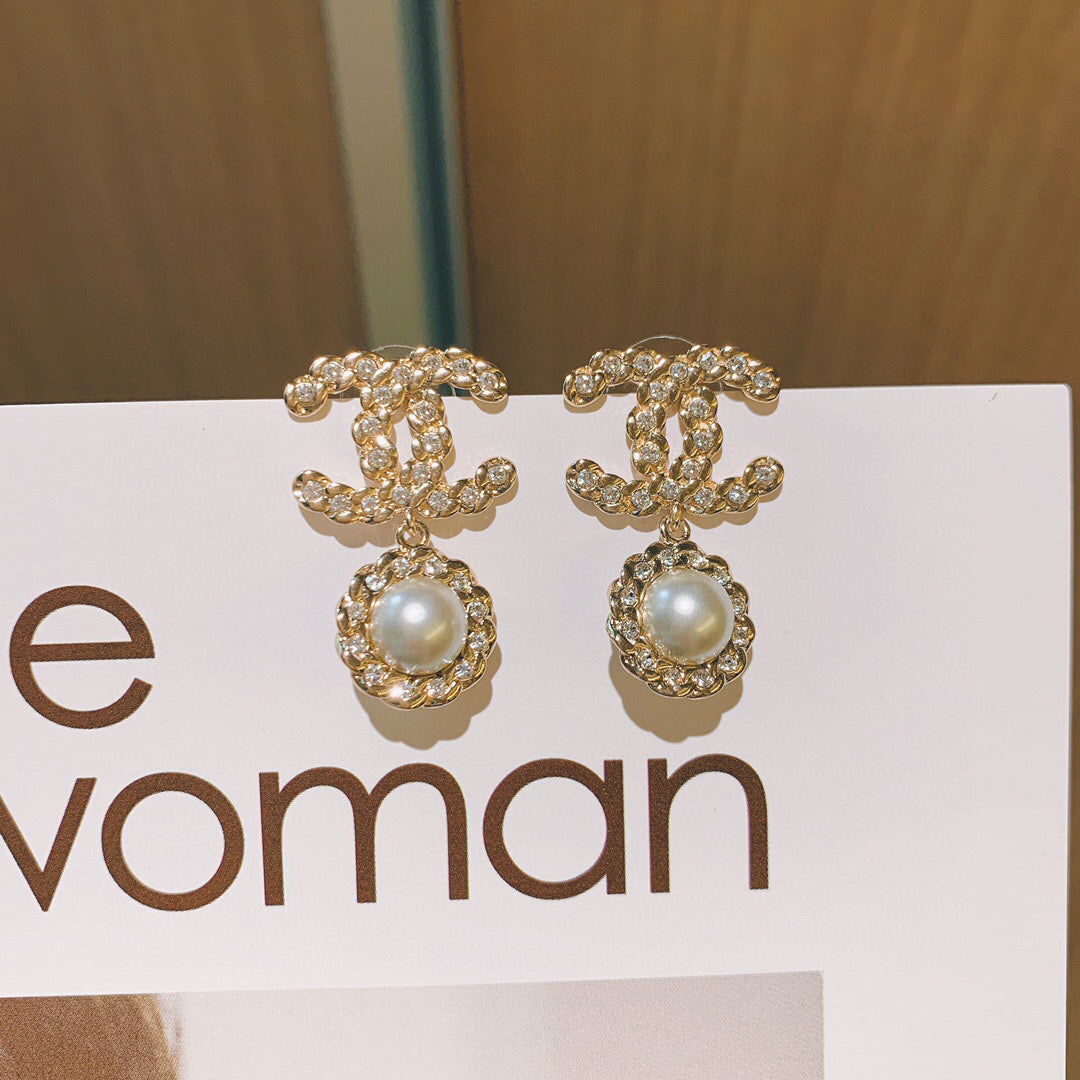 Pearl Pearl-Detail Stud Earrings – Pearl Detail – Design 002 main product view