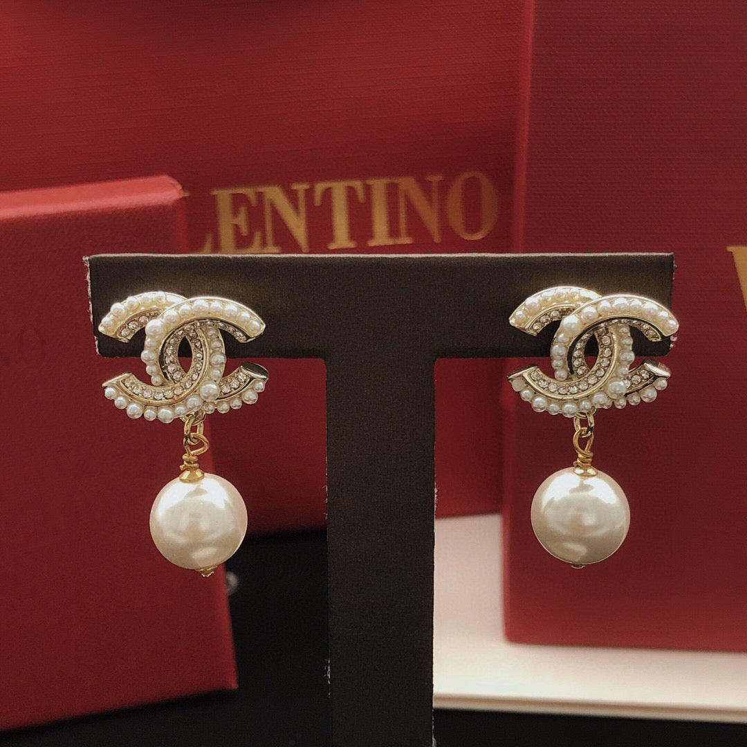 Pearl Pearl-Detail Statement Earrings – Pearl Detail – Design 012 close-up detail