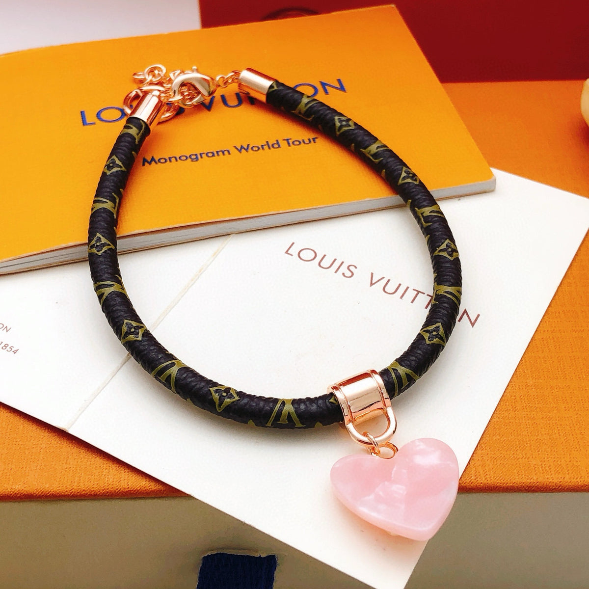 Heart Bangle in Rose-Gold-Tone – Rose Gold Detail – Design 002 detail view