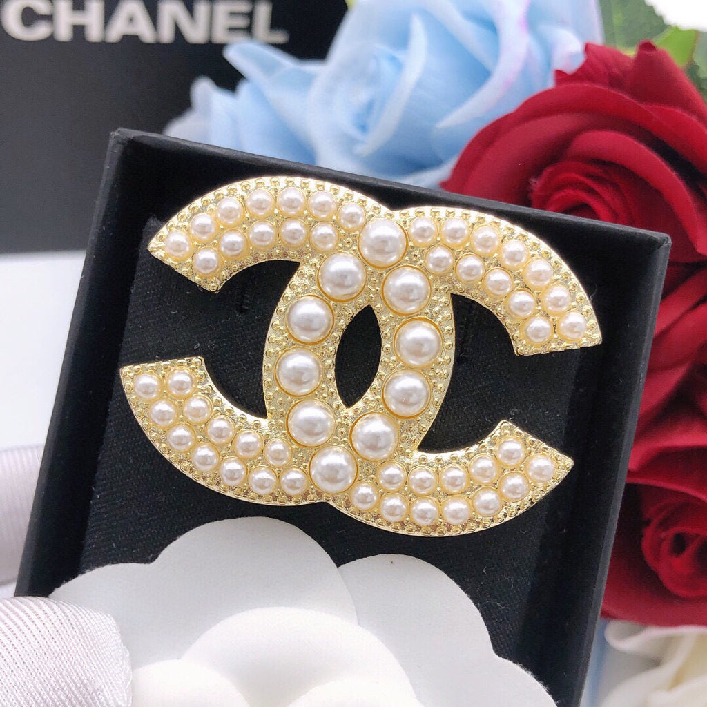 Double-C Emblem Brooch in Gold-Tone – Pearl Detail – Design 005 front product view