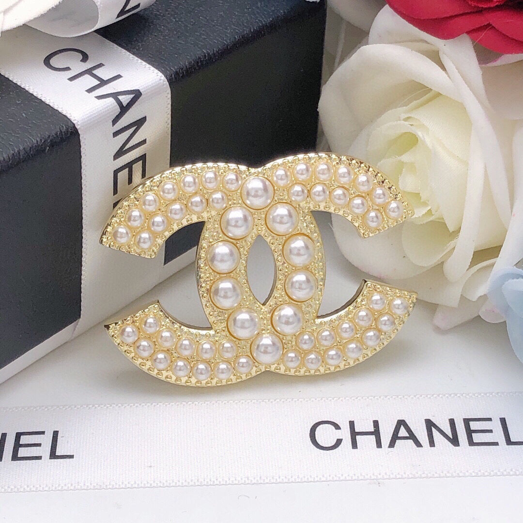 Double-C Emblem Brooch in Gold-Tone – Pearl Detail – Design 005 front product view