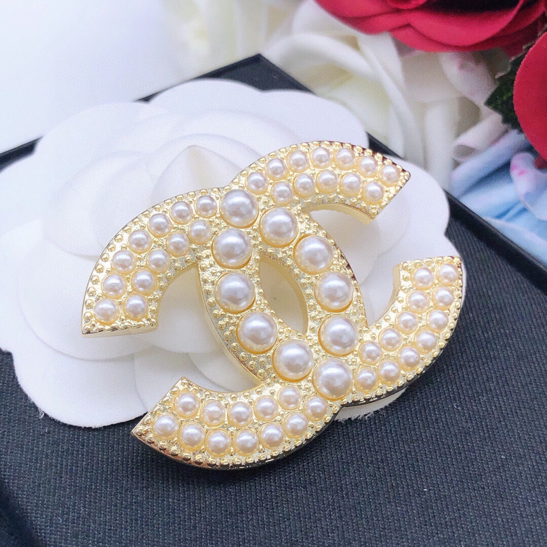Double-C Emblem Brooch in Gold-Tone – Pearl Detail – Design 005 close-up detail