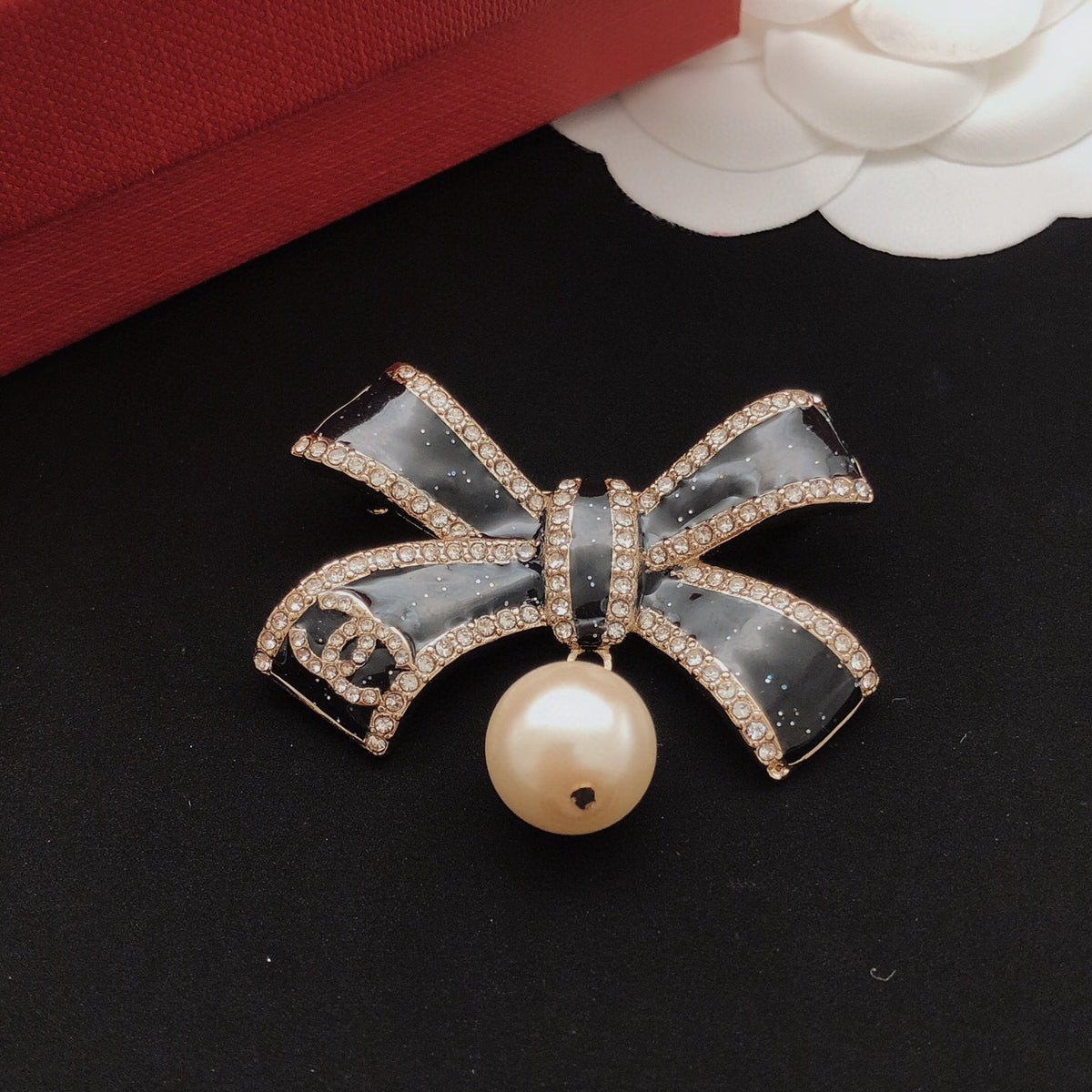 Bow Brooch in Gold-Tone – Black Detail close-up detail