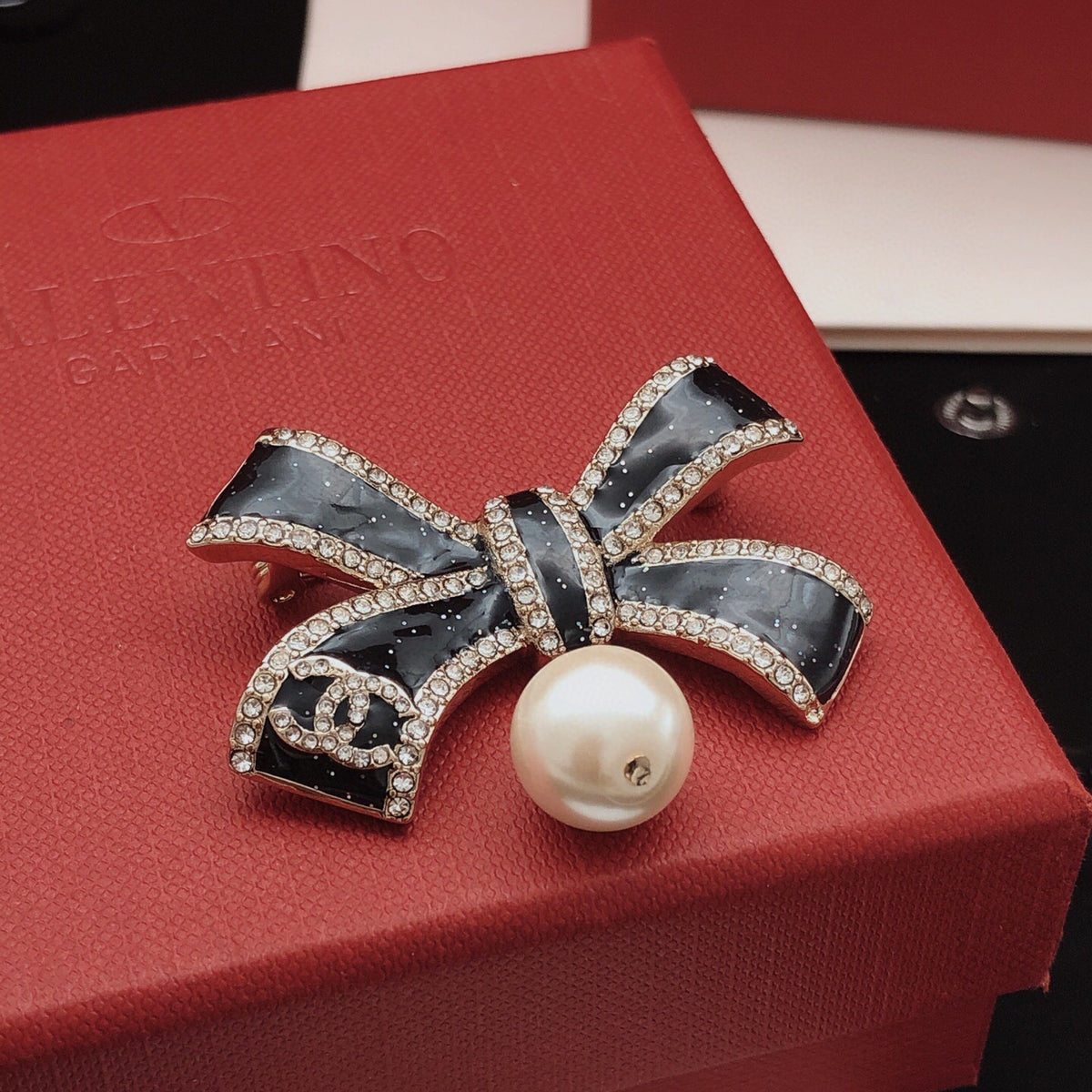 Bow Brooch in Gold-Tone – Black Detail side detail