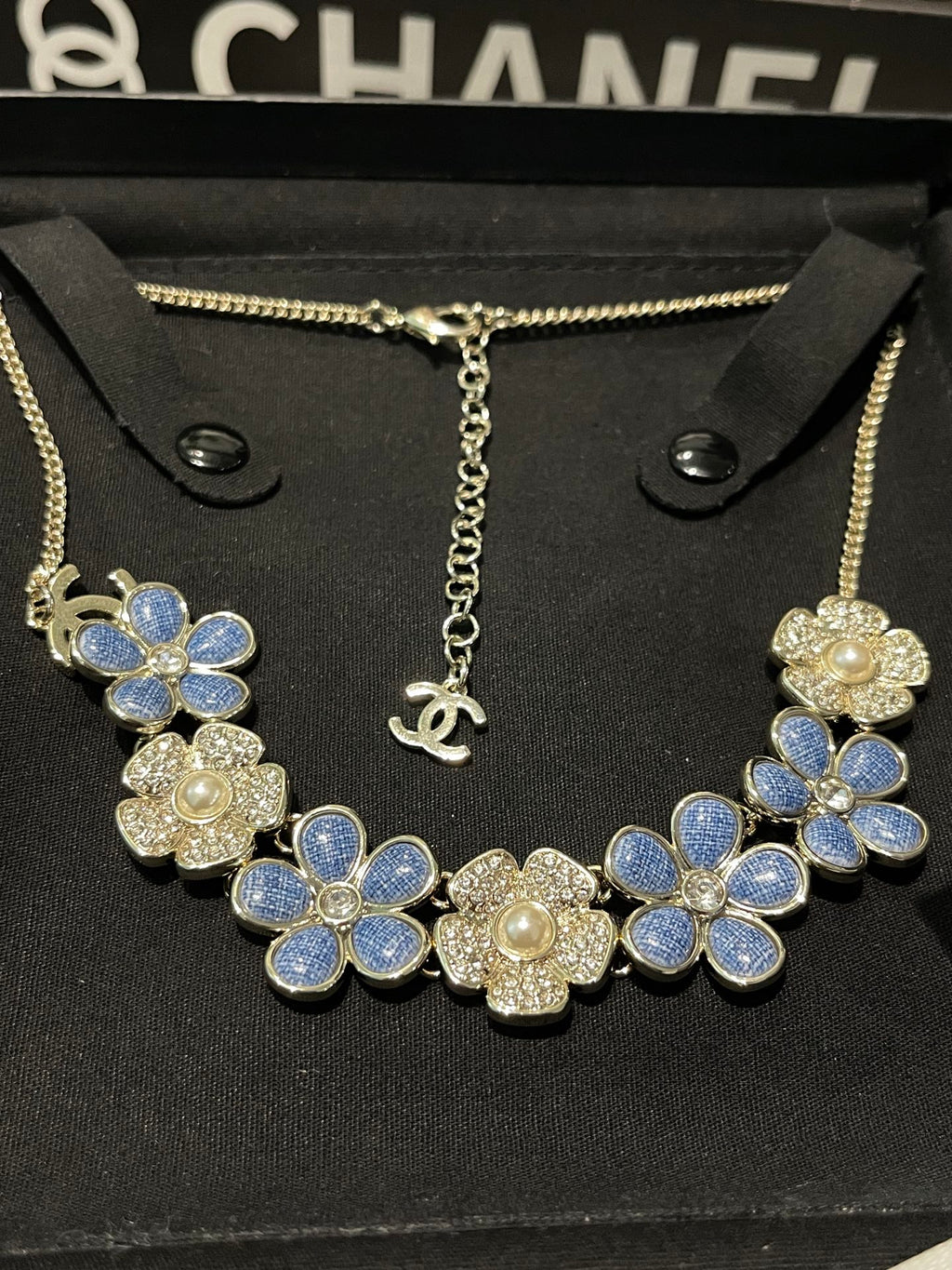 Pearl Pearl-Detail Pendant Necklace – Pearl Detail – Design 050 side detail