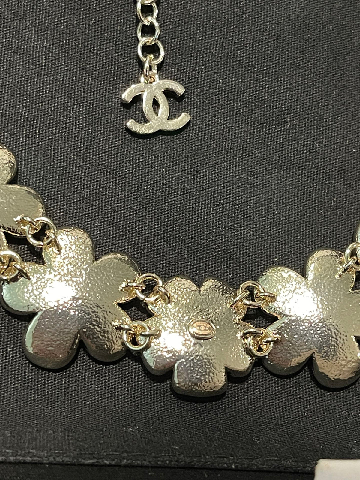 Pearl Pearl-Detail Pendant Necklace – Pearl Detail – Design 050 detail view