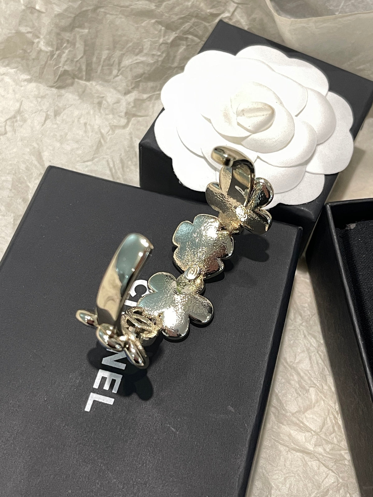 Pearl Bangle in Polished Metal-Tone – Pearl Detail – Design 005 side detail