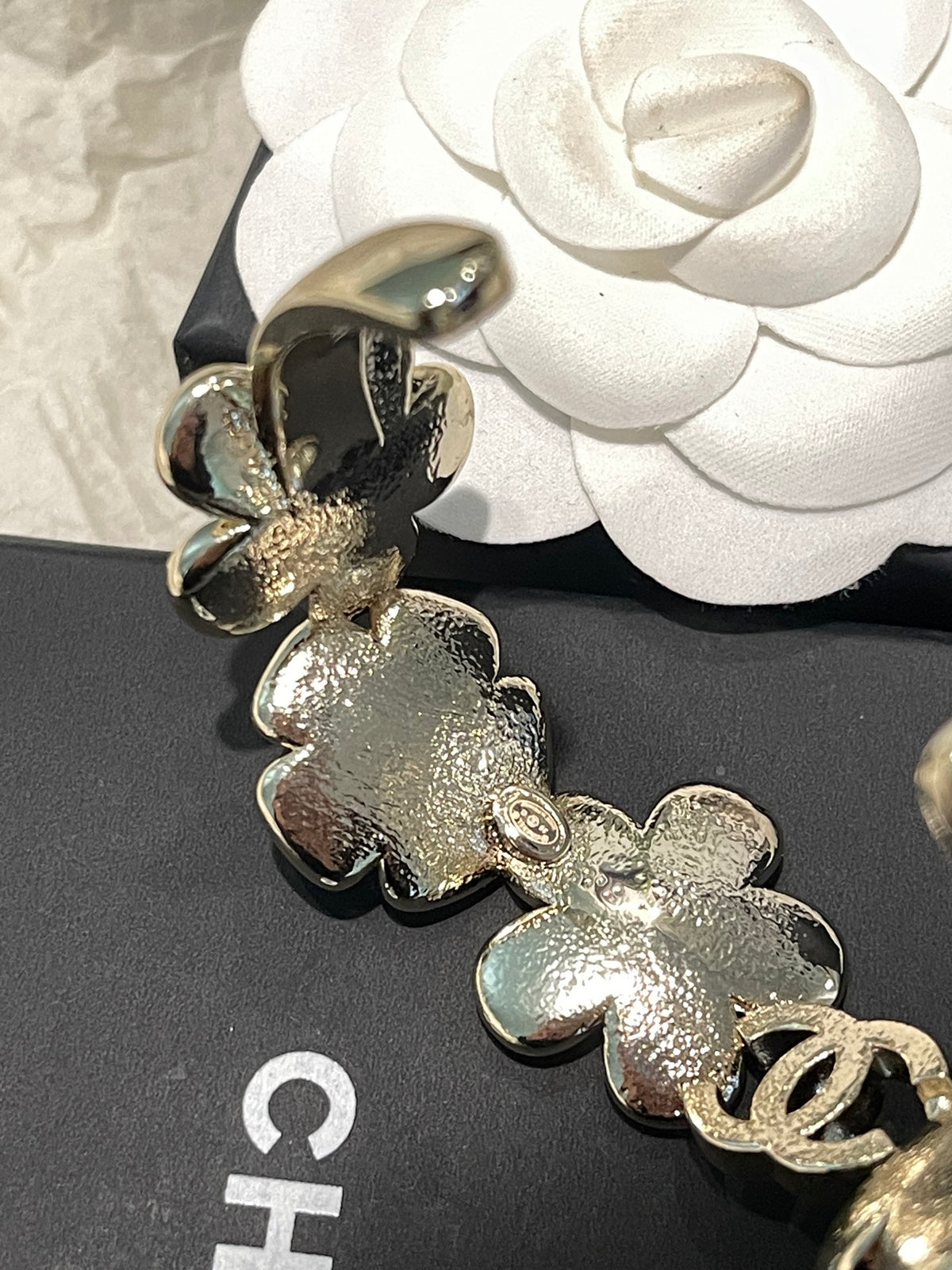 Pearl Bangle in Polished Metal-Tone – Pearl Detail – Design 005 close-up detail