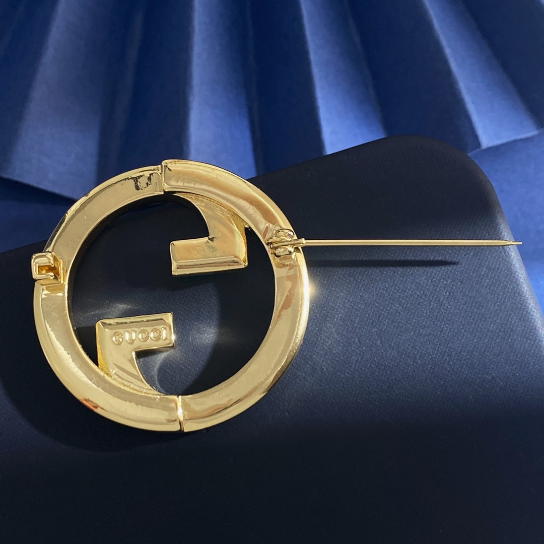 Double-G Emblem Brooch in Gold-Tone – Crystal Detail – Design 002 front product view