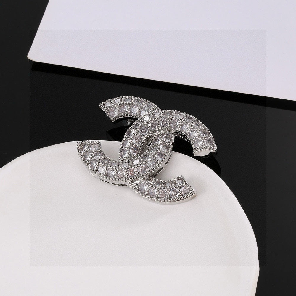 Double-C Emblem Brooch in Gold-Tone – Design 013 side detail