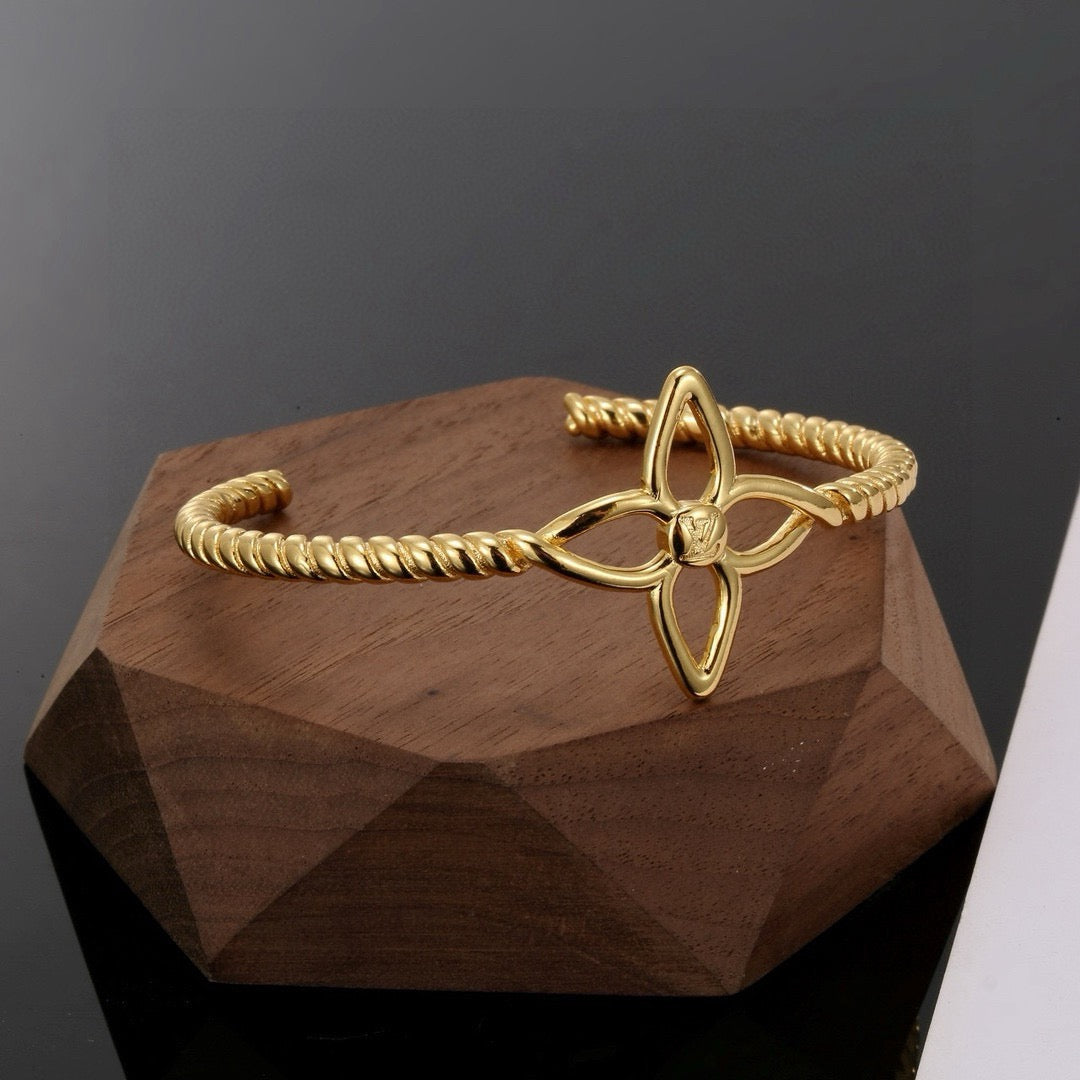 Clover Bangle in Polished Metal-Tone – Clover Detail – Design 009 detail view