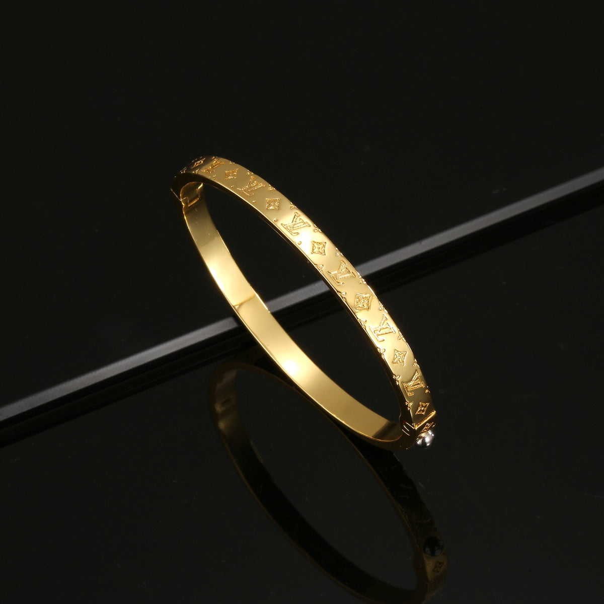 Clover Bangle in Polished Metal-Tone – Clover Detail – Design 008 side detail