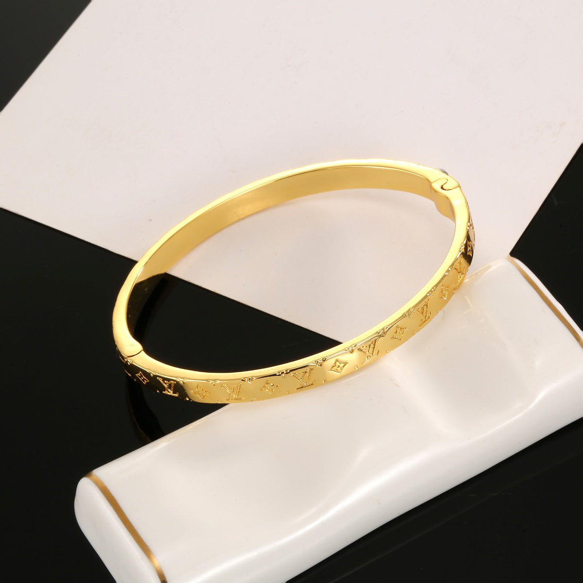 Clover Bangle in Polished Metal-Tone – Clover Detail – Design 008 detail view