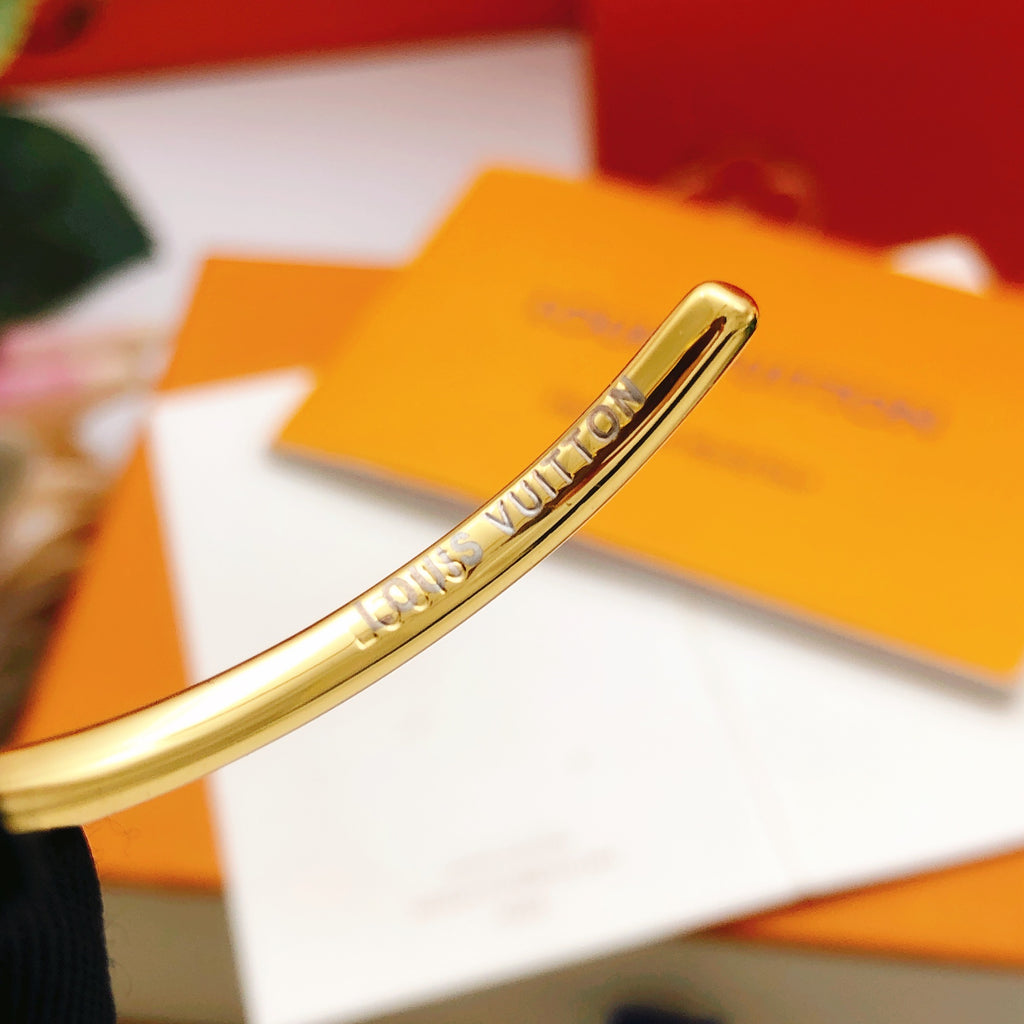 Geometric Emblem Bangle in Gold-Tone – Design 010 detail view