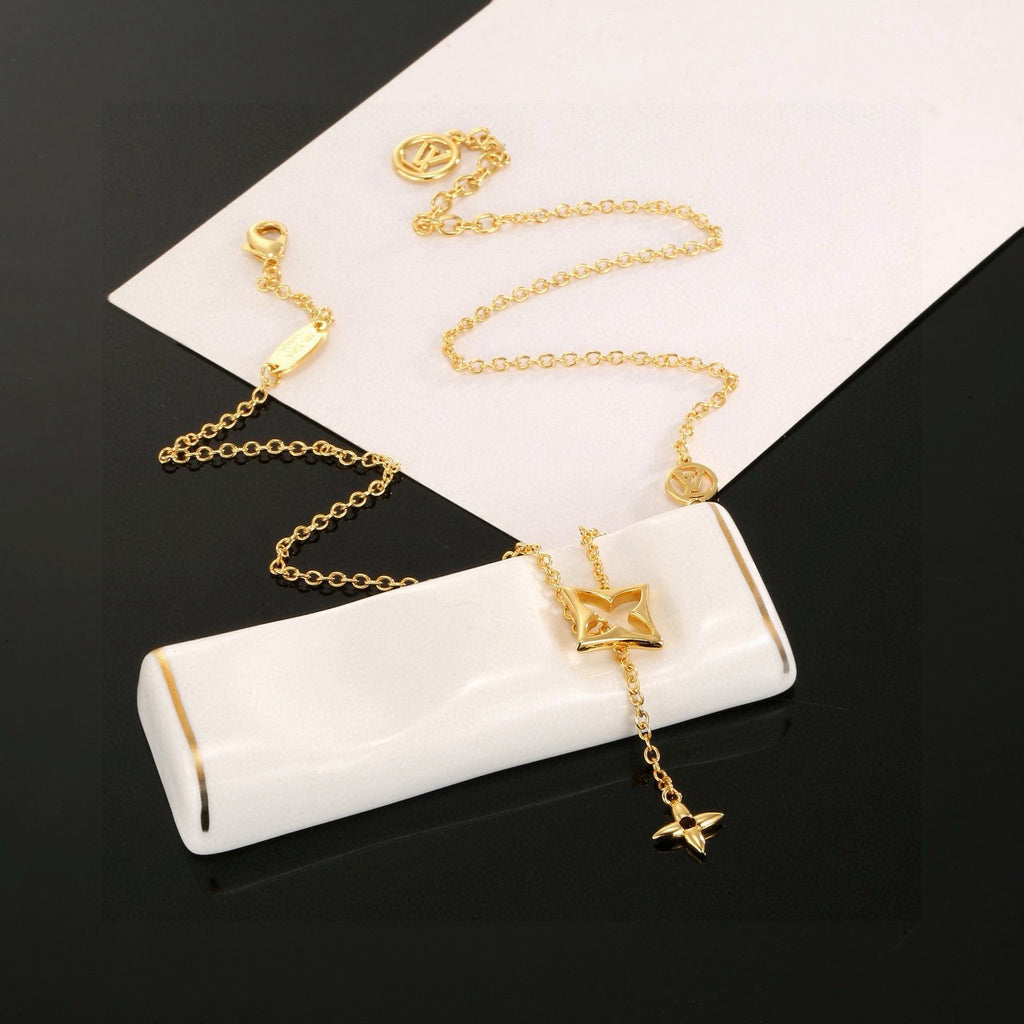 Clover Pendant Necklace in Polished Metal-Tone – Clover Detail – Design 004 side detail