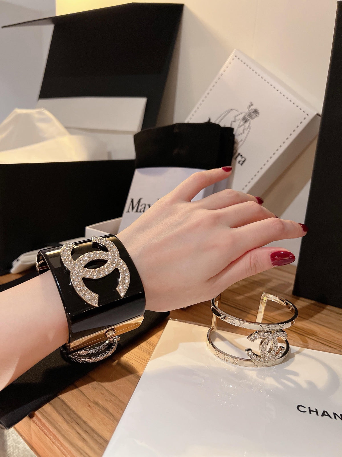 Signature Emblem Bangle in Gold-Tone – Black Detail – Design 004 detail view