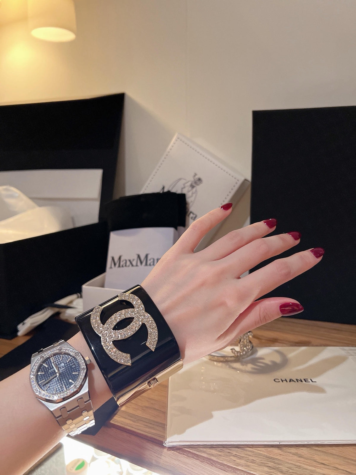 Signature Emblem Bangle in Gold-Tone – Black Detail – Design 004 close-up detail