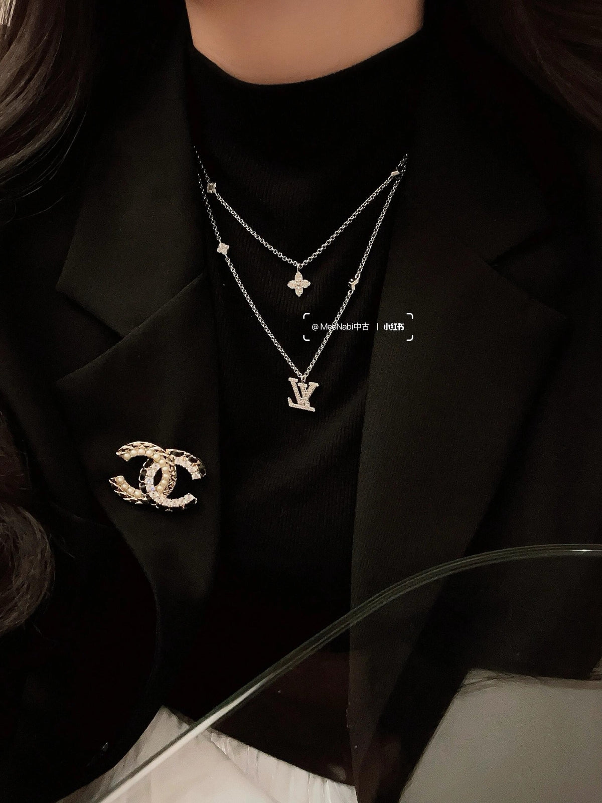 Geometric Emblem Double-Layer Pendant Necklace – Silver Detail side detail