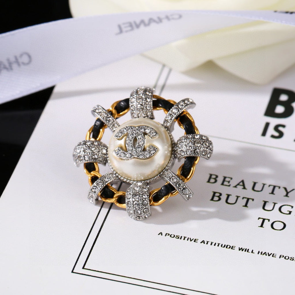 Double-C Emblem Brooch in Gold-Tone – Pearl Detail – Design 006 front product view