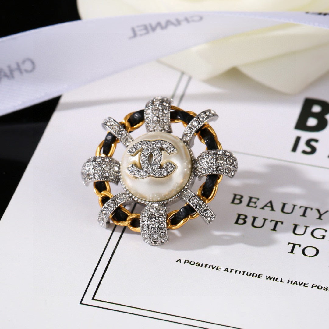 Double-C Emblem Brooch in Gold-Tone – Pearl Detail – Design 006 front product view