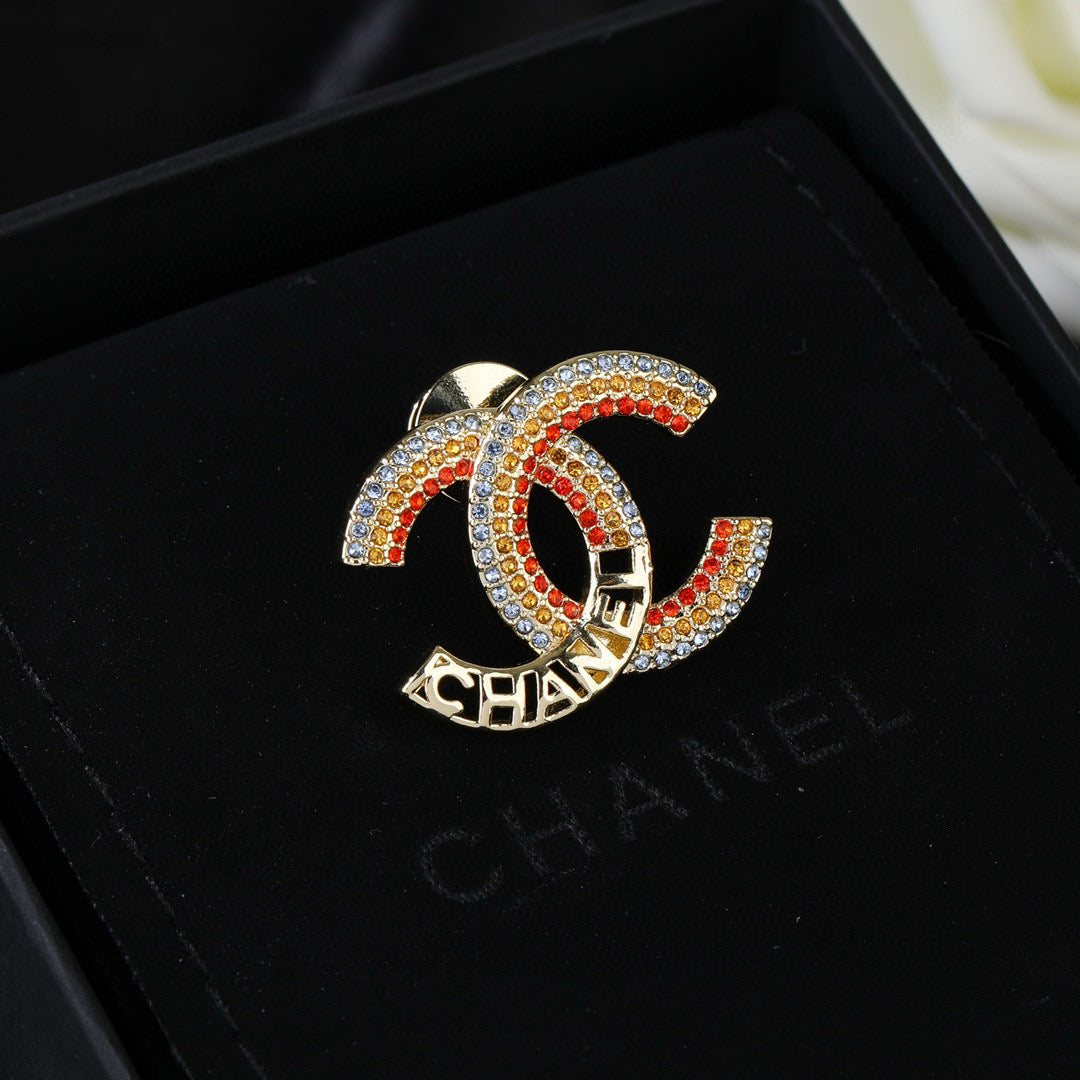 Double-C Emblem Brooch in Polished Metal-Tone – Design 056 close-up detail