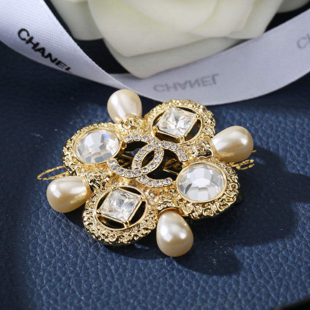Signature Emblem Brooch in Polished Metal-Tone – Design 045 side detail