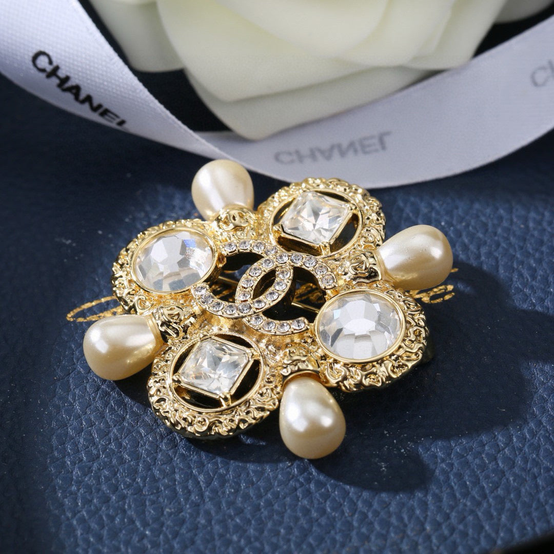 Signature Emblem Brooch in Polished Metal-Tone – Design 045 side detail