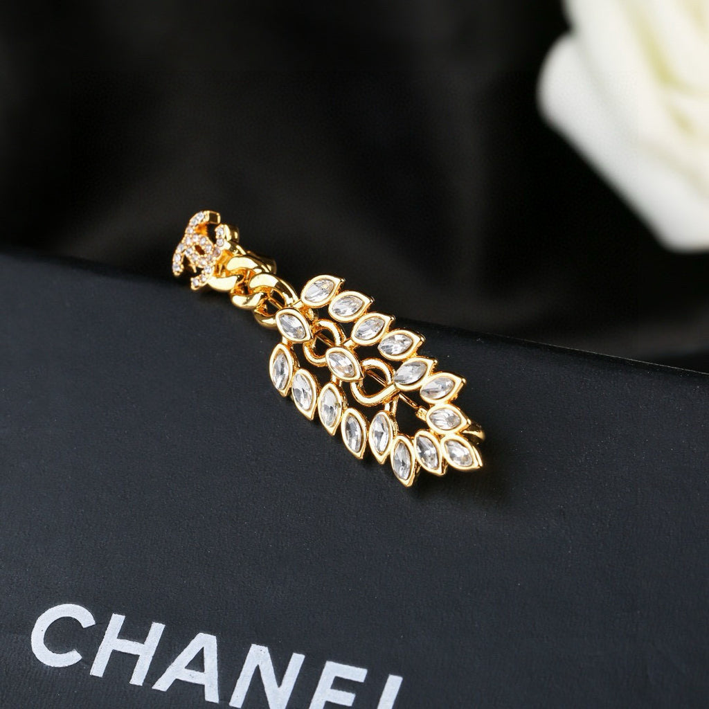 Double-C Emblem Brooch in Polished Metal-Tone – Design 058 detail view