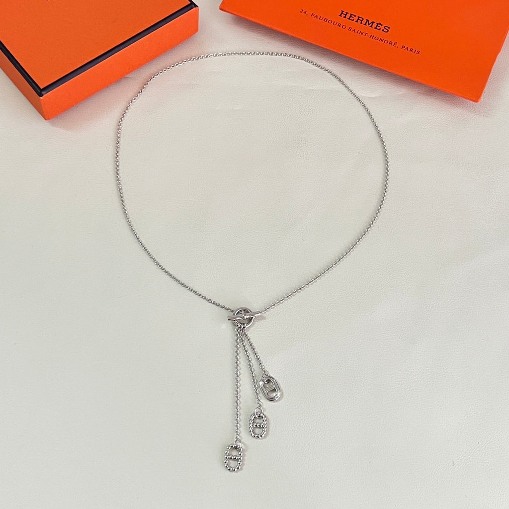Toggle Pendant Necklace in Polished Metal-Tone – Toggle Detail – Design 014 close-up detail